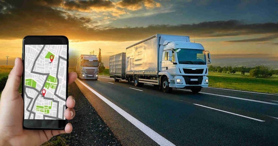 Chauffeur utilisant l'application mobile GEOCOM MAROC